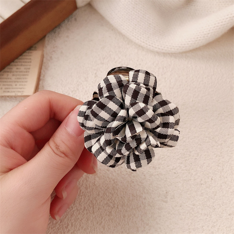 2025 nuevo clip de agarre pequeño de flor a cuadros tridimensional, clip de bola femenina, horquilla de medio amarre, clip de tiburón pequeño, accesorio para el cabello de flor de cabeza