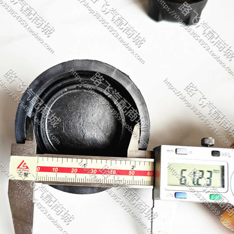 Suitable for Dongfeng Tianlong Hercules Tianjin Auxiliary Water Tank Small Cover Coolant Plastic Cover Expansion Screw Water Kettle Cover