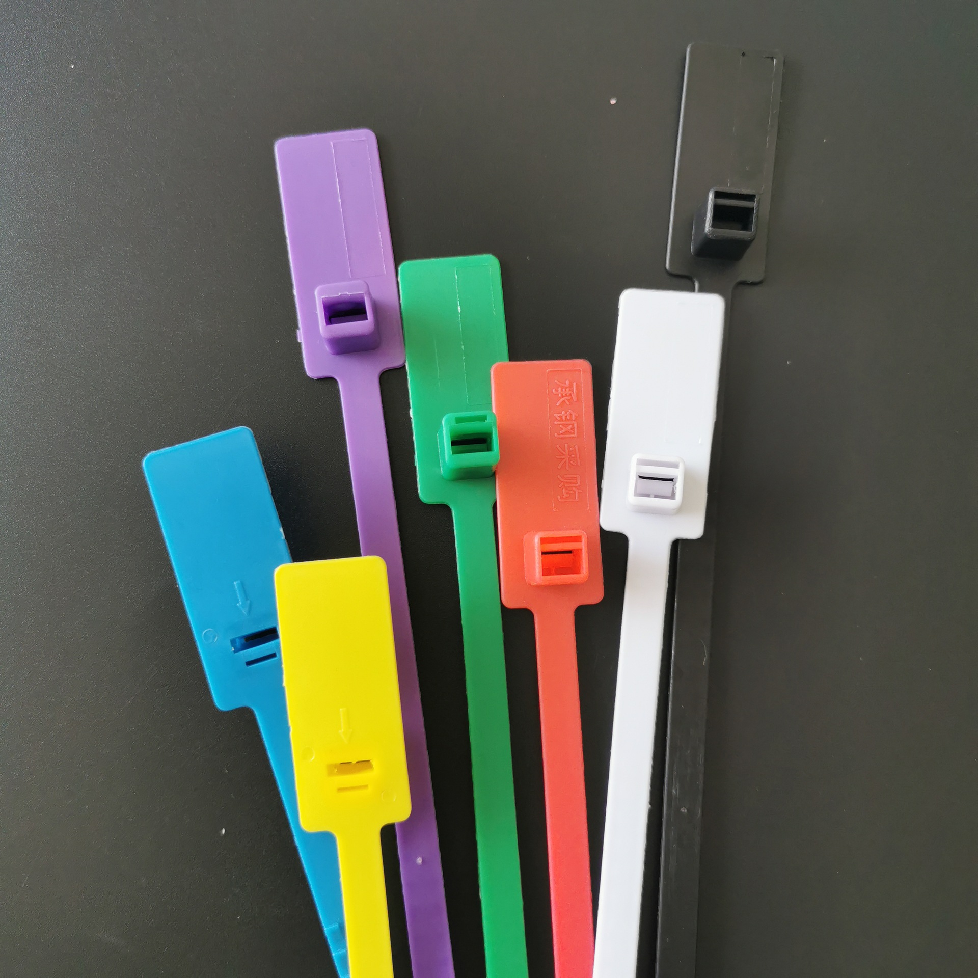 一次性塑料封条物流扎带银行档案箱封条服饰鞋帽防调包扣标牌标签