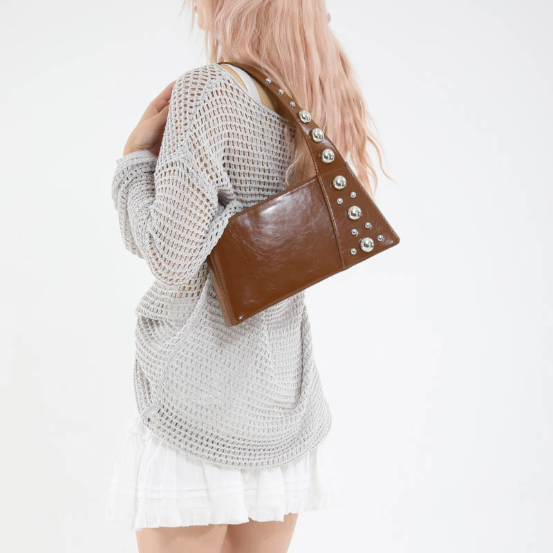 Bolso de axila de textura transfronteriza 2025 verano nuevo bolso femenino de diseño de nicho bolso de hombro con remaches personalizado marea