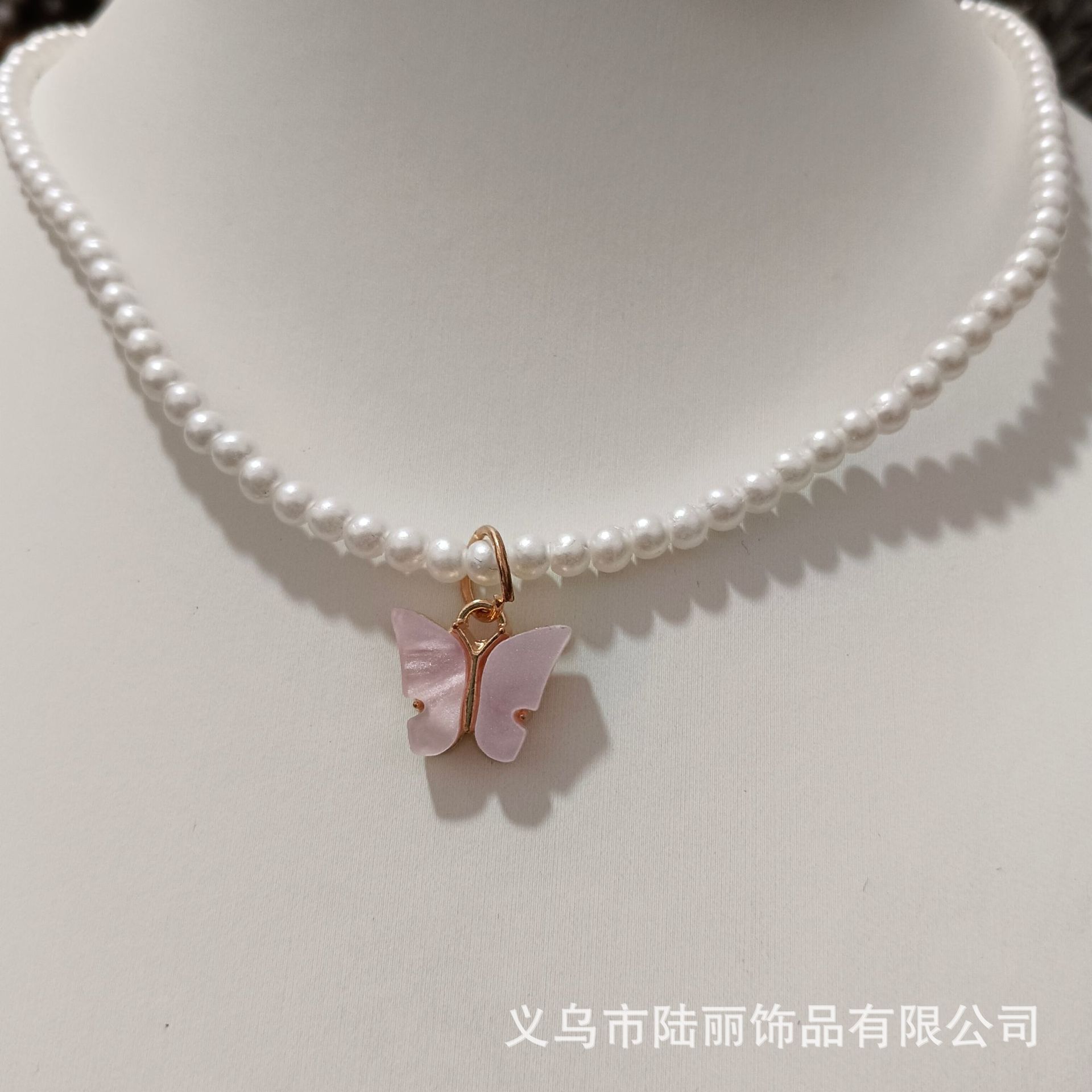 Joyería de comercio exterior transfronterizo ABS imitación perla con cuentas multicolor mariposa colgante corto collar de cadena de clavícula de las mujeres al por mayor