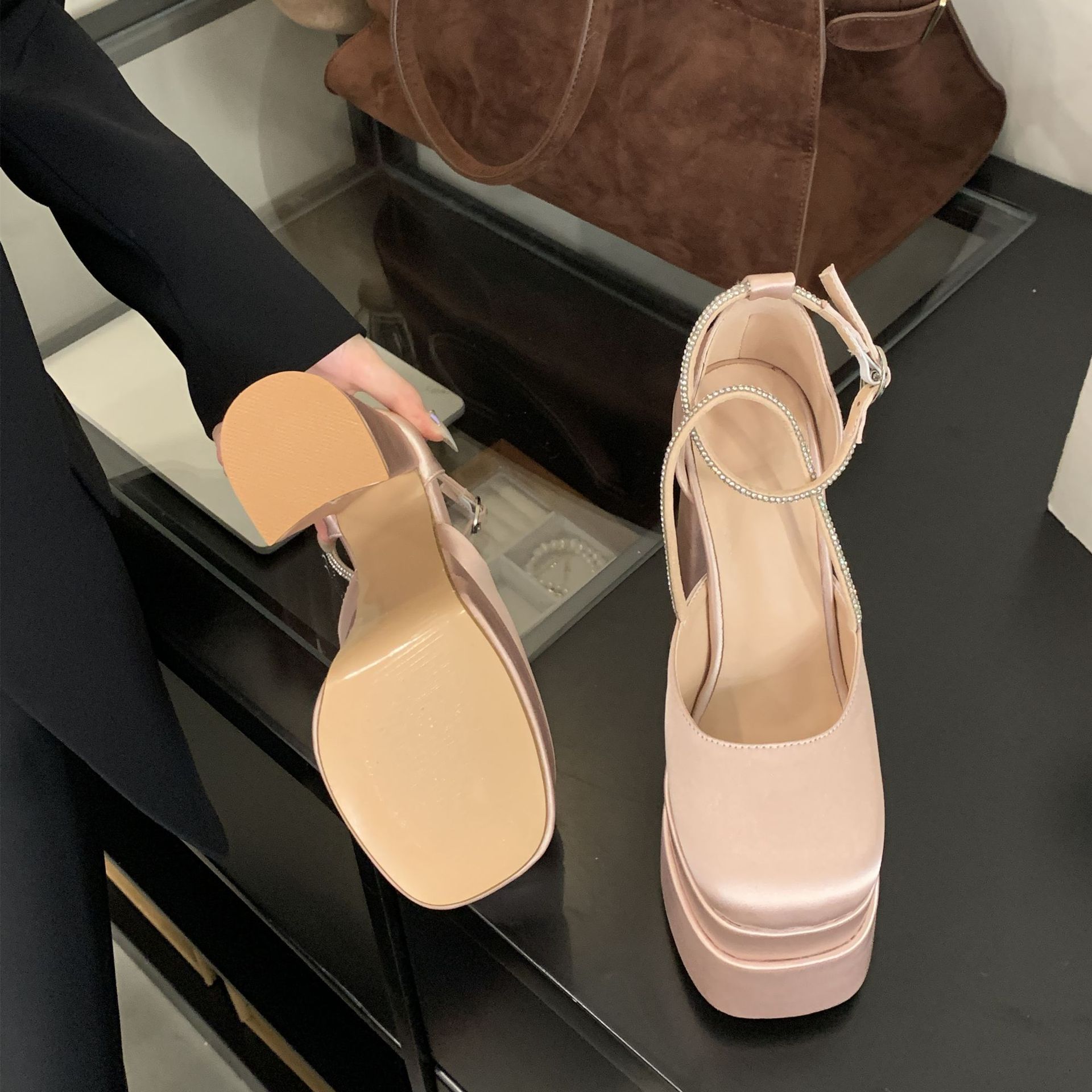 Giày cao gót nữ đế xuồng platform mũi vuông, gót 15 cm, chất liệu satin đính đá — Màu sâm panh chi tiết 23