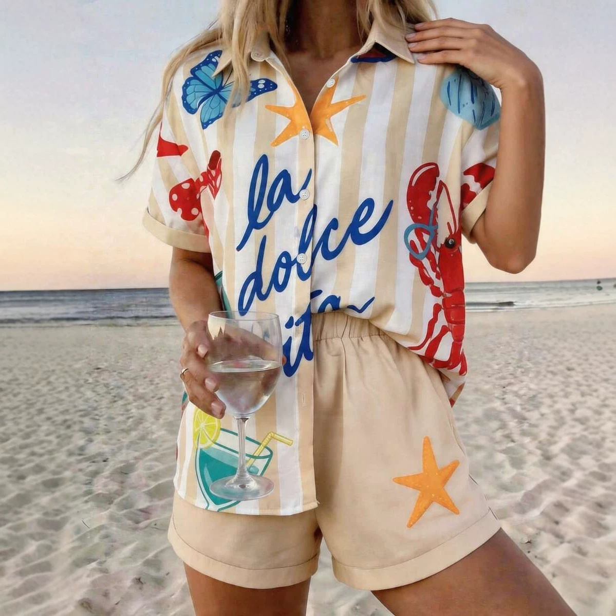 Conjunto feminino de blusa de manga curta e shorts com estampa floral em linho misto, ideal para férias e looks de verão._voghion.com