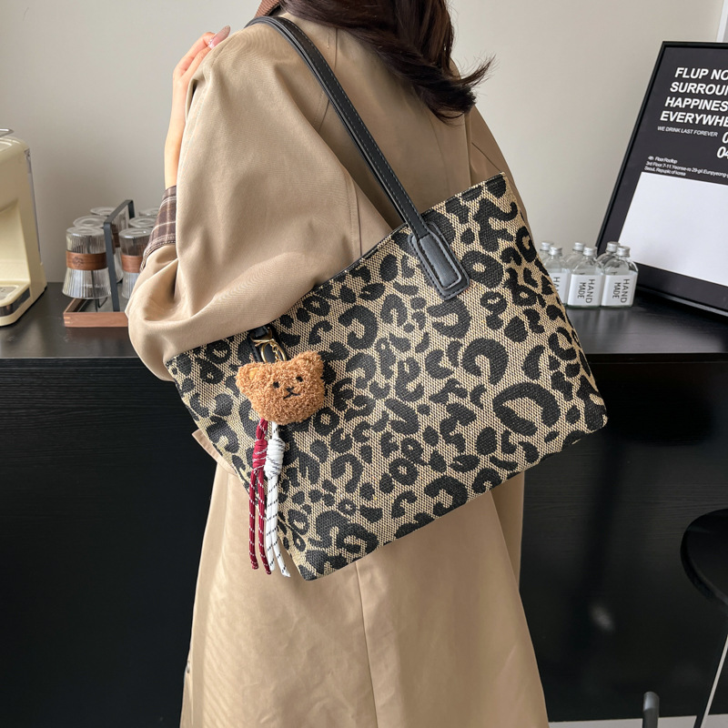 Este año popular bolsa de invierno de gran capacidad para mujeres 2024 nuevo nicho de leopardo bolso de hombro portátil