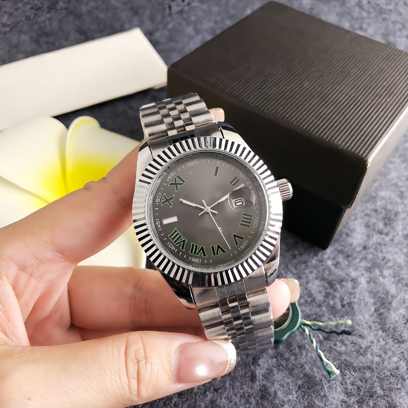 High-End Gold Men's Watch with Gray Plate and Green Roman Time Marks, Steel Band Quartz Watch, Elegant and Exquisite for Daily Wear