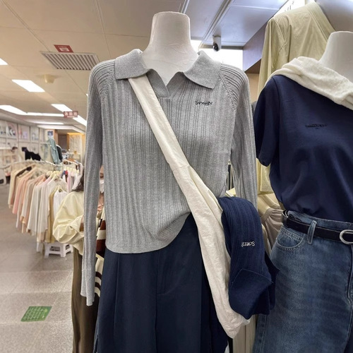 Minimalist Embroidered Polo Neck Long-Sleeve Knit Top for Women, Autumn Outerwear Design with Notched Strips