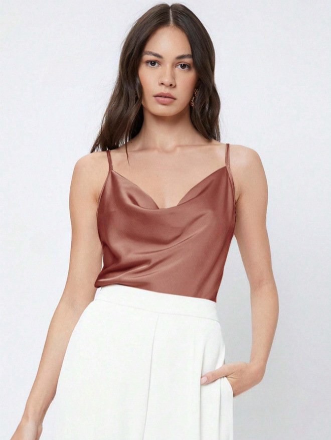 Camisola de satén de seda de imitación en el interior del traje