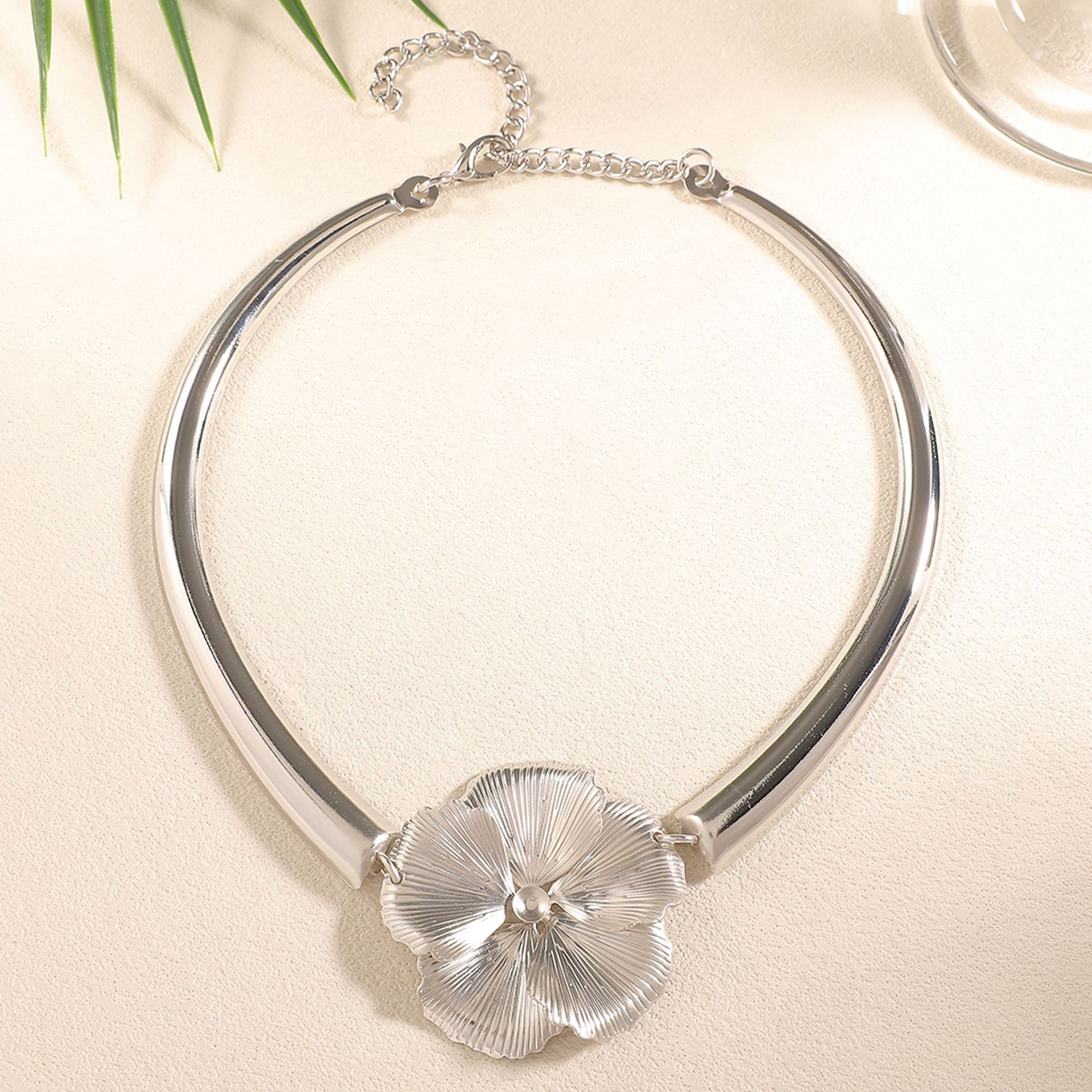 Europa y los Estados Unidos transfronterizos diseño geométrico simple exagerado collar colgante de flores collar de geometría de metal