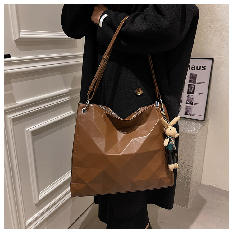 Retro Rhombic Geometric Solid Color Large-capacity Shoulder Bag Wholesale Nihaojewelry display picture 8