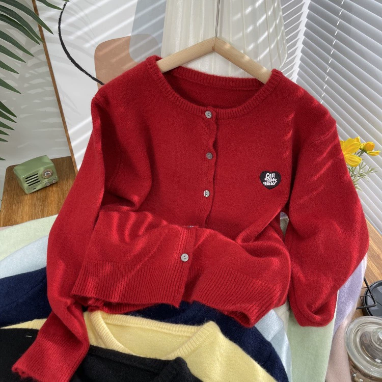 Простой дизайн вышивки букв, модный элегантный металлический любовный пряжка с круглым вырезом, мягкий уменьшающий возраст свитер, кардиган, короткое пальто