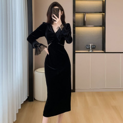 黒の高級感の長袖の金のベルベットのワンピースの女性の秋vネックのネットの糸は腰を現してやせています。