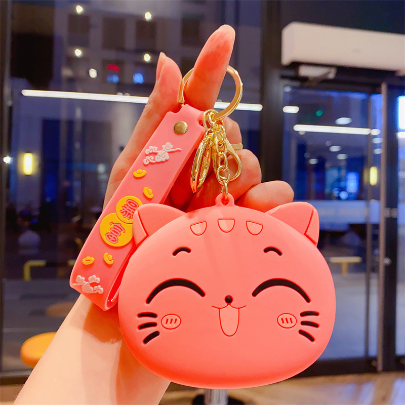 創意的なアニメのかわいい招財猫の小銭入れのキーホルダーは精巧なカバンに飾られています。|undefined
