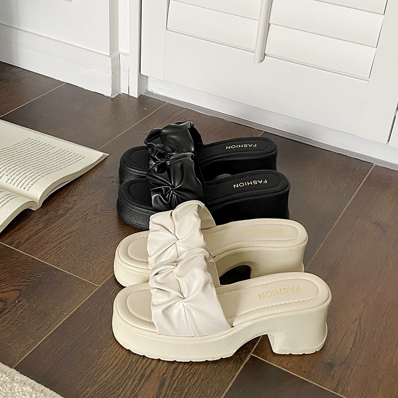 Травяные тапочки женщины носят летом 2024 новый толстое дно повседневная мода на фекалии супер огонь пляжные сандалии