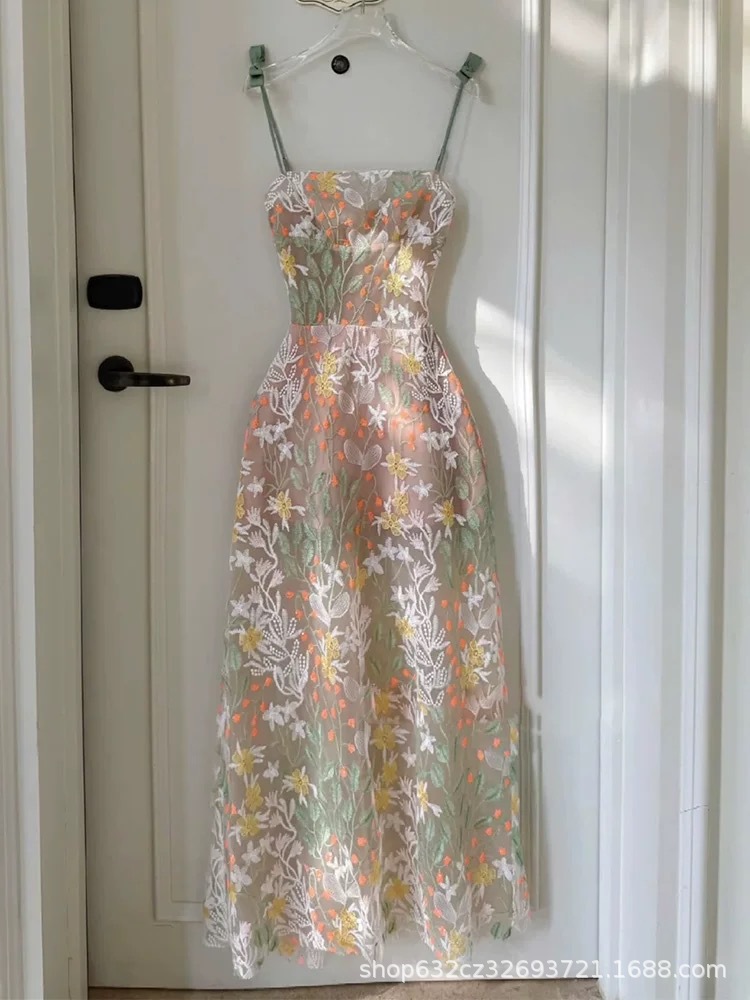 初夏には海辺のリゾートのストラップワンピースを着ています。