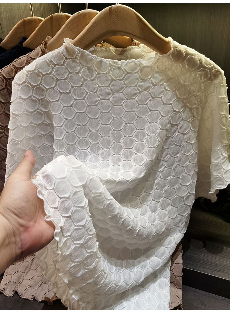 Áo thun nữ tay ngắn cổ tròn chất liệu cotton phối họa tiết ép hoa nhăn — màu đen, xanh lam, màu trắng, màu kaki chi tiết 1