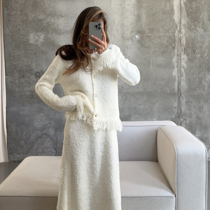 Completo cardigan in maglia a vita alta con frange e minigonna: morbida eleganza con un tocco parigino_voghion.com