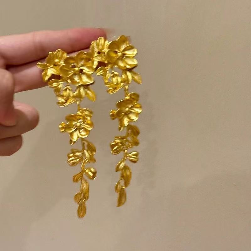 Pendientes largos de borla de circón súper flash Pendientes de lujo ligero de alta gama de moda Pendientes de todo fósforo de temperamento de nicho al por mayor femenino