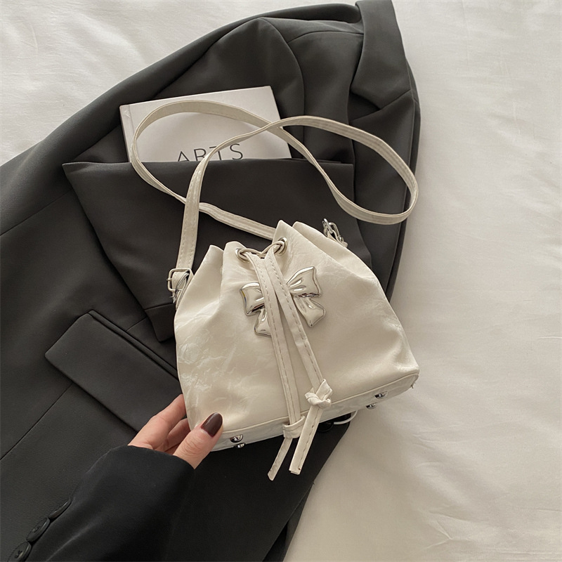 Drawstring fashion bow shoulder mochila 2024 otoño y invierno nuevo estilo versátil bolsas casuales bolsas de cubo para mujeres