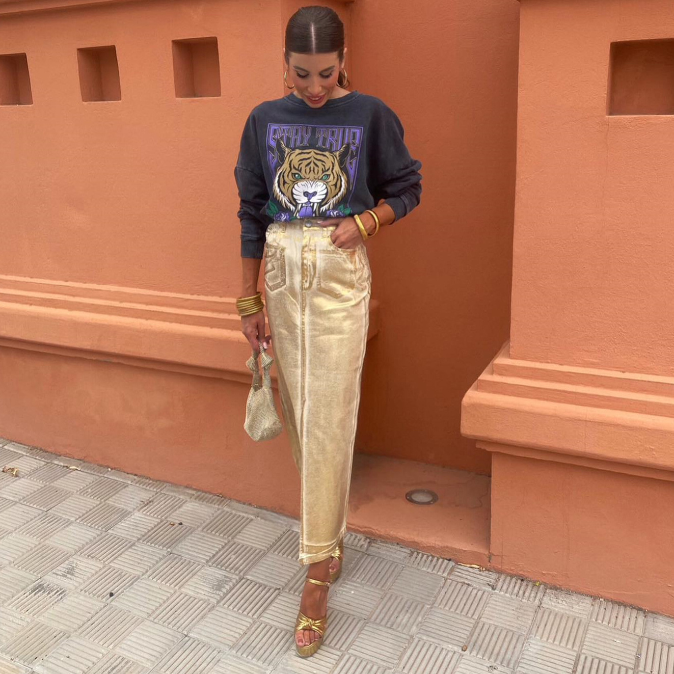 تنورة ضيقة متوسطة الطول بأسلوب أوروبي وأمريكي