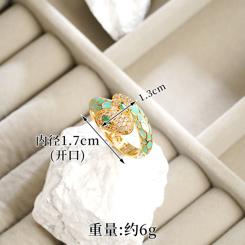 Brazalete de oro galvanizado de arena transfronteriza de 18k esmalte de color universal cabeza de serpiente de micro-pantalón anillo de piedra abierto joyas de estilo europeo y americano
