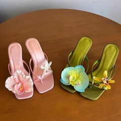 小牛革のフランスの絹織物の花は足のサンダルの女性の細いハイヒールの非対称の半引きの2025ハンドメイドを挟みます。