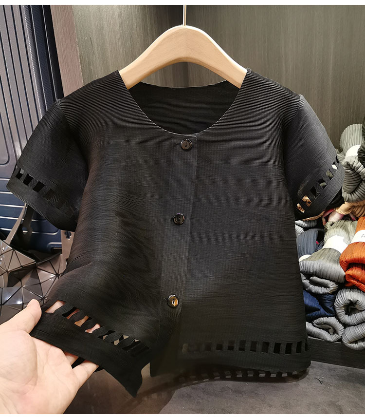 Áo cardigan nữ cổ tròn tay ngắn dáng rộng khoét lỗ xếp ly — Màu đen, Màu hồng, Màu mơ chi tiết 15