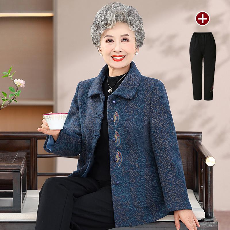 おばあさんの秋の服のコートの中で高齢者の70歳の80の厚いラシャの上着のおばあさんのお母さんは春と秋の洋風の服を詰めます。|undefined