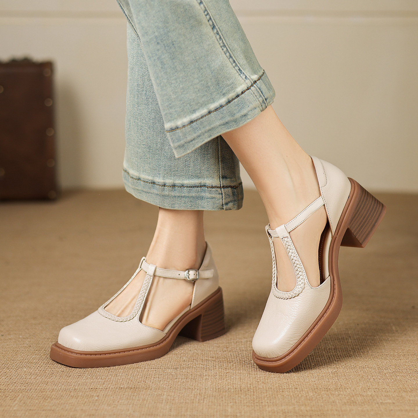 Sandal cao gót nữ mũi vuông quai chữ T đế dày — màu trắng ngà