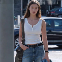 �n��LOW CLAS*IC 25������Ʒ���s��ɫ�����@�ݰ�۟o�䱳��T��Ů