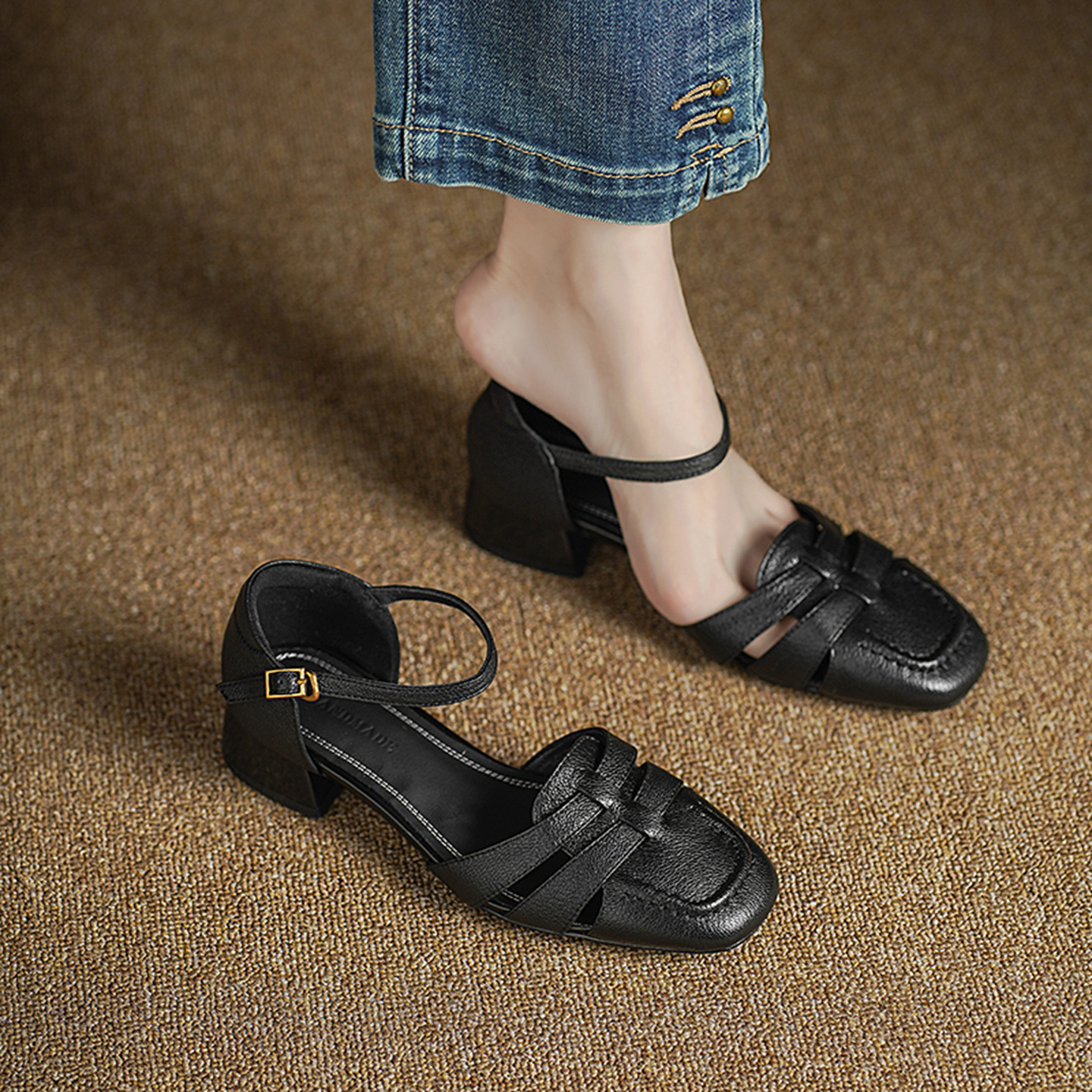Sandal nữ da cừu mũi nhọn quai khóa gót thô 9 cm — đen