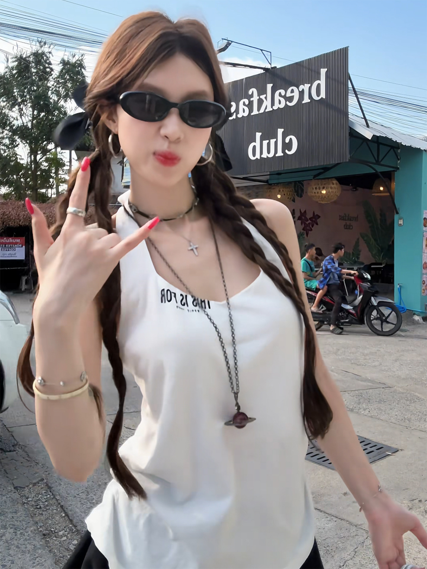 Korean Style Hot Girl Style White Waist-Cinching Halter Neck Tank Top for Women, New Summer Fashion, Niche High-End Design Sleeveless Top