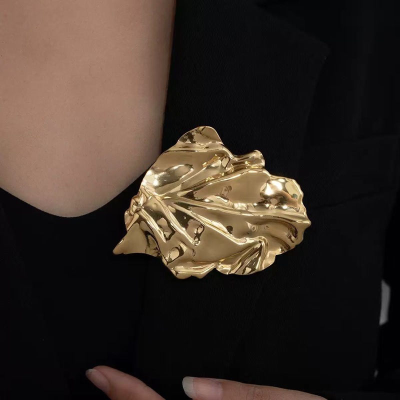 European and American Asymmetrical Pleated Leaf-Shaped Brooch for Women, High-End Suit Jacket Accessories, Accessible Luxury Fashion Corsage Brooch