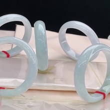 天然缅甸翡翠A货色泽鲜艳无裂缝 豆色贵妃翡翠手镯批发