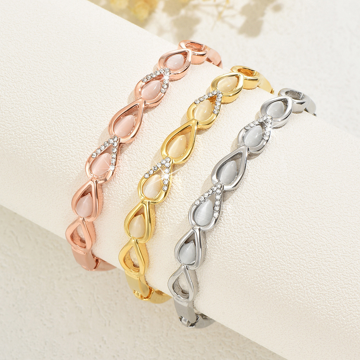 Fabricante directo para nuevas pulseras de mujer creativas pulseras de aleación de protección ambiental en forma de melocotón al por mayor.