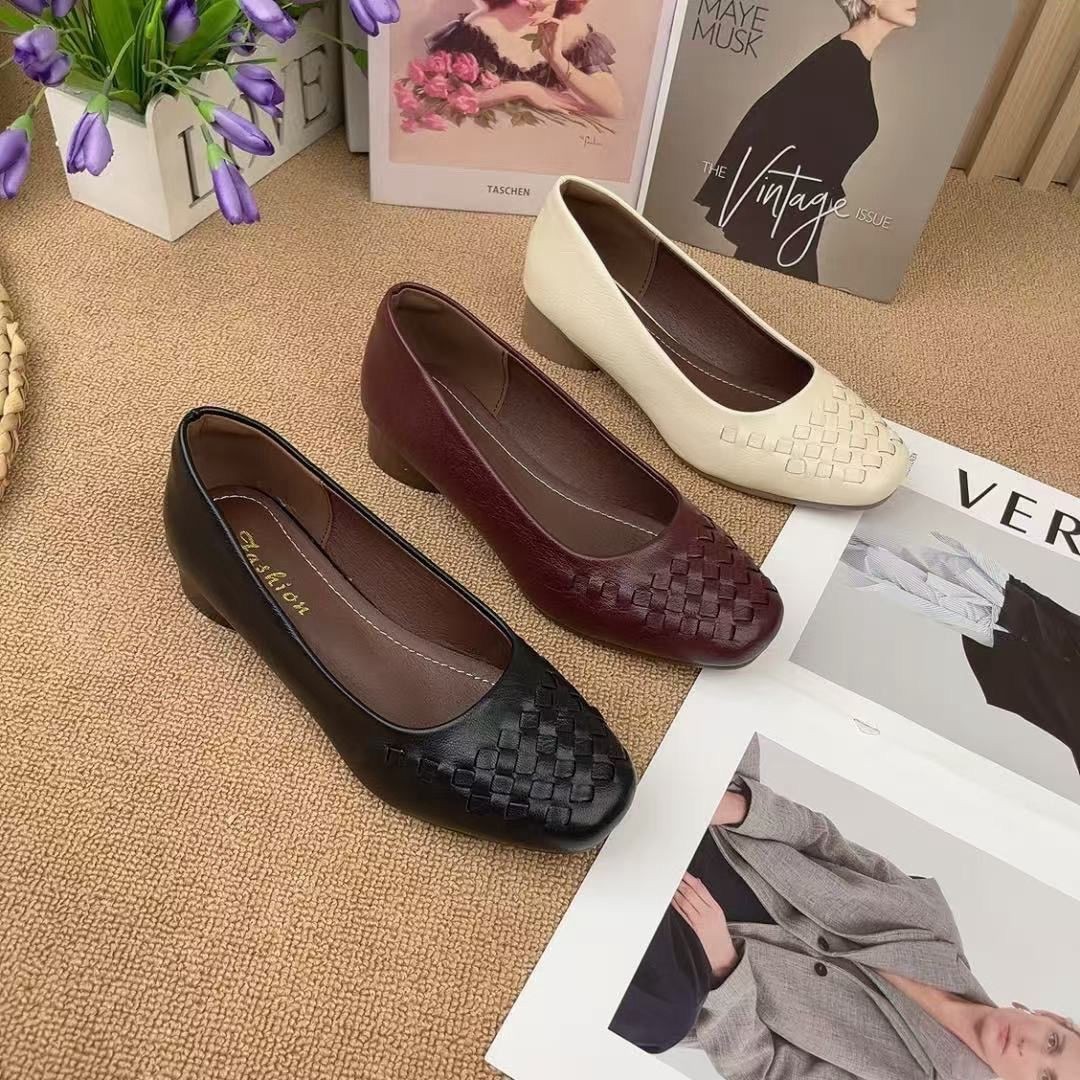 2026 nuevo cuero de cuero suave con suela suave primavera y otoño zapatos de mujer zapatos de cuero cómodos retro zapatos de madre zapatos de mujer