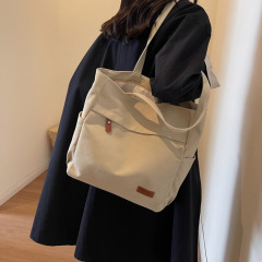 ナイロンの布は女子大学生を包んで、大容量の授業をします。