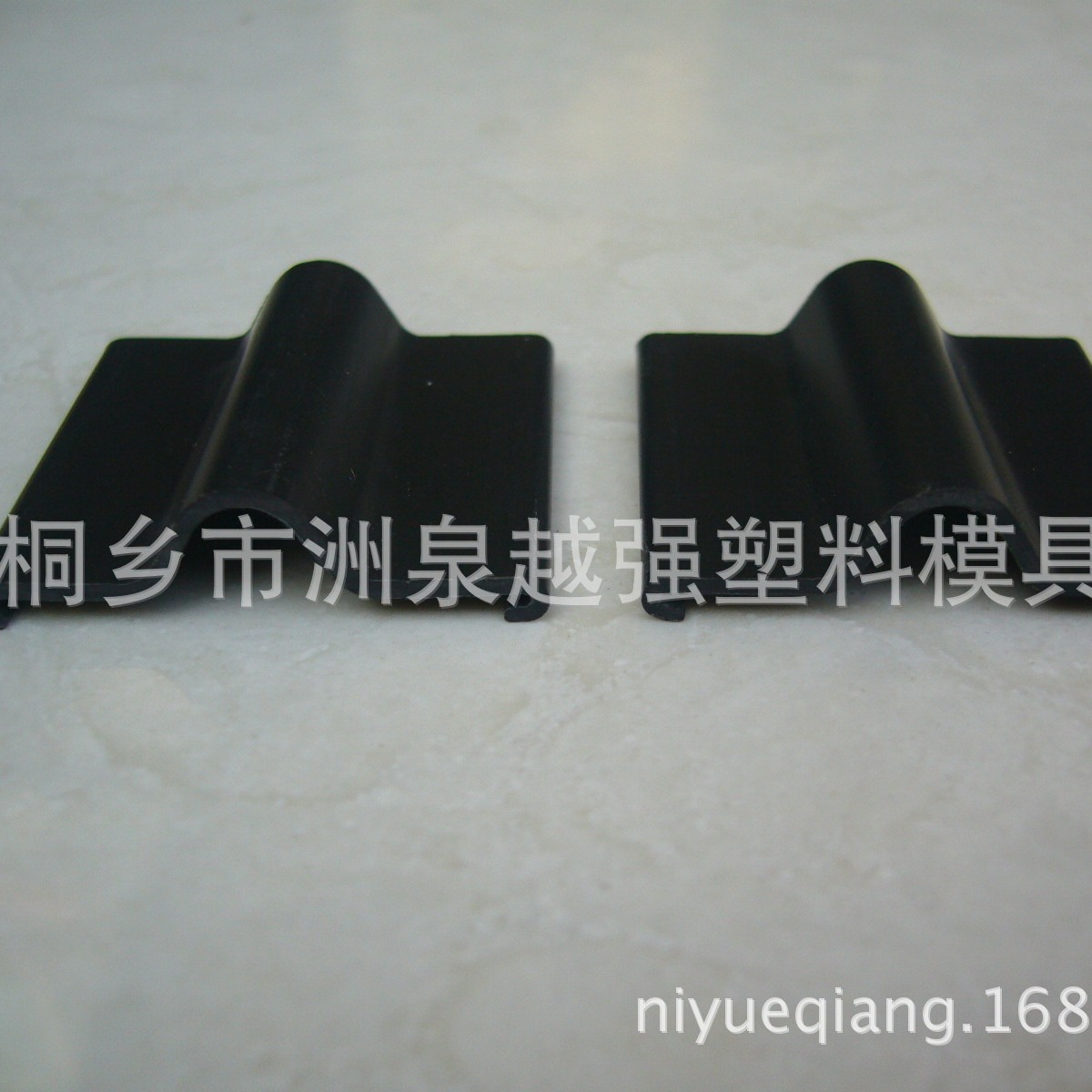 供应PVC塑料异型材 PVC卡条 保护条 装饰条 塑料盖板 挤出加工