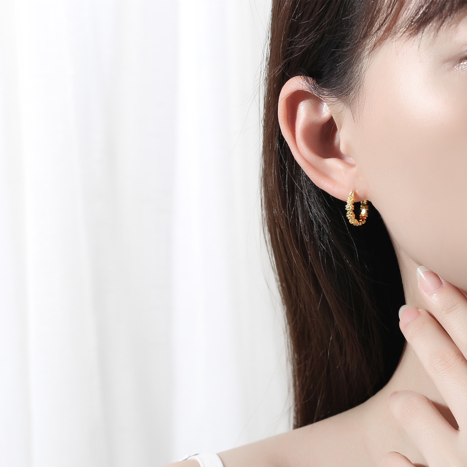 Pendientes simples de plata 925 pequeña flor margarita pendientes elegantes de las mujeres retro plata lisa pulida pendientes de alto grado al por mayor