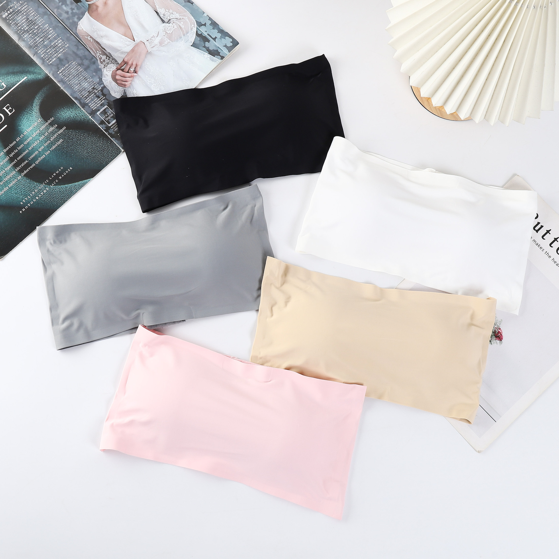 Suministro directo de fábrica de seda de hielo sin costuras de cuatro breasted sujetador sin tirantes de una palabra pecho con almohadilla de pecho anti-exposición tubo superior para las mujeres