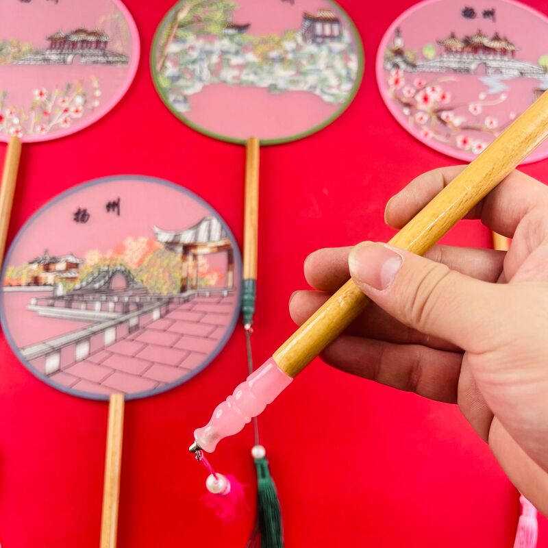 【揚州シリーズ】中国風刺繍景勝地文化創造扇木柄宮殿扇古典舞踊漢服写真撮影扇|undefined