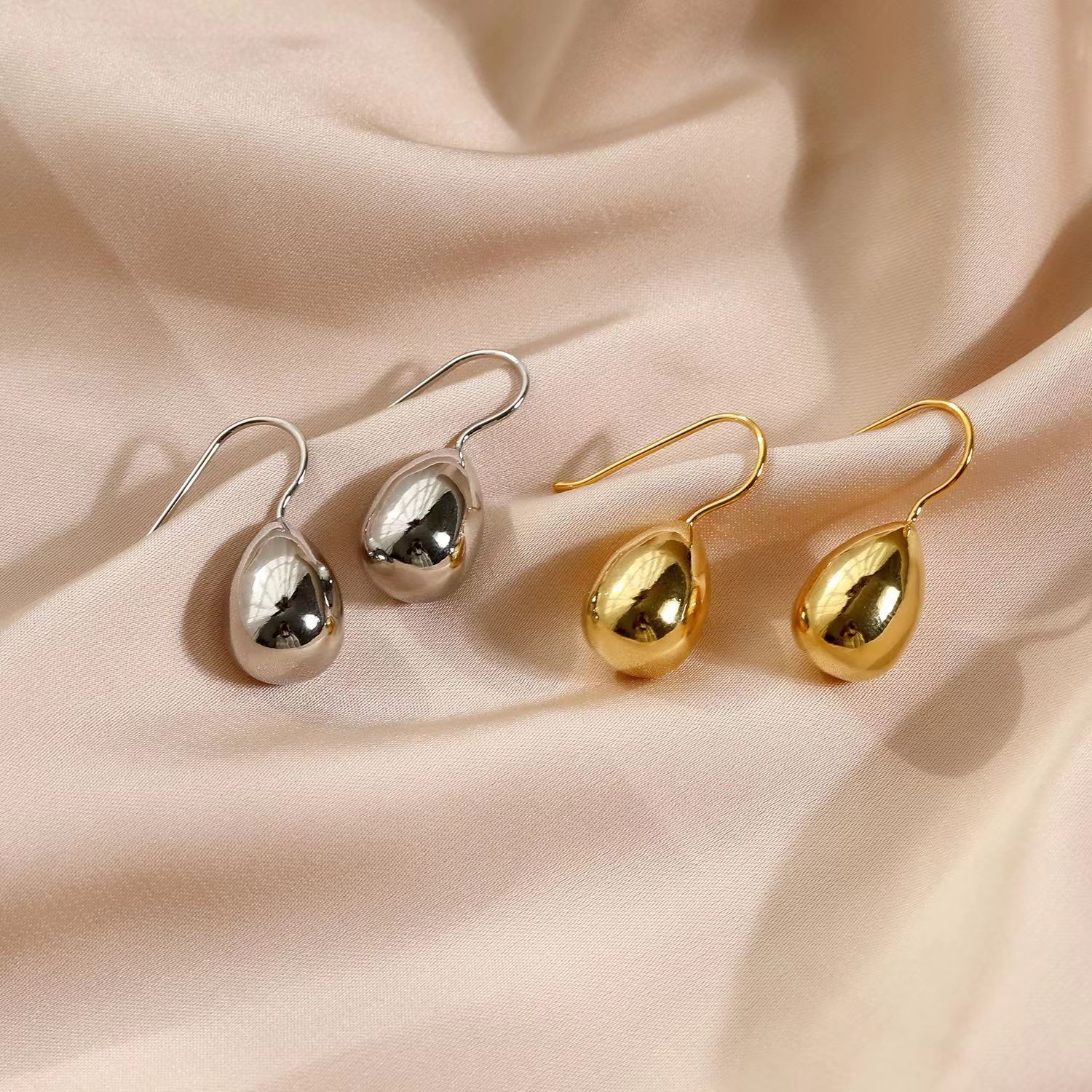 Cuelga de orejas especial, estilo de moda, gancho de orejas fría, feng shui, bronce chapado en oro, oro simple y brillante