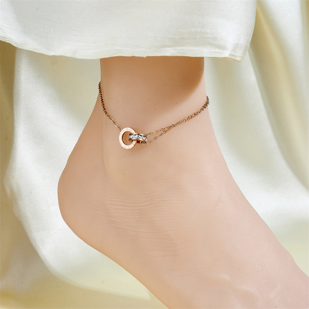 Cientos de tobilleras, tobilleras de lujo simples y ligeras, sentido femenino, accesorios de celebridades de Internet, temperamento de moda dorado de 18 quilates, cadena de pie de acero de titanio sexy