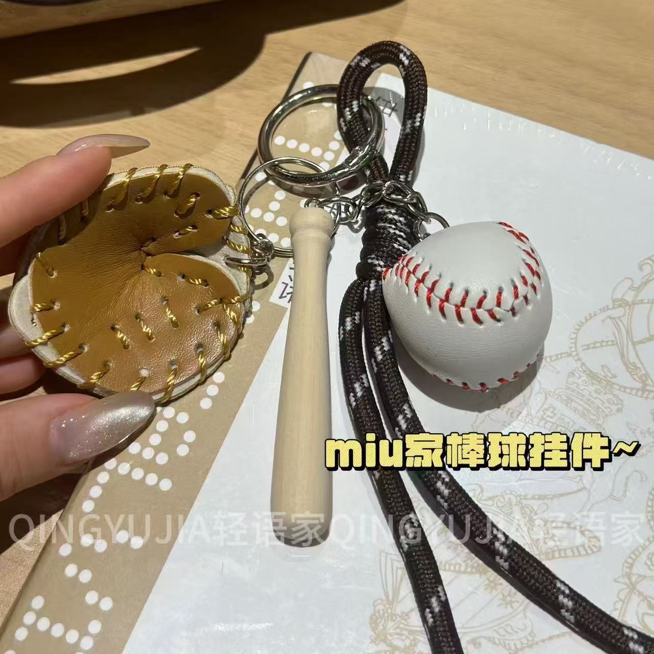 Juguetes lindos colgantes de béisbol de peluche Miu viento cuerdas de montaña cuerdas de mano muñecas de dibujos animados bolsos colgantes llaveros de moda