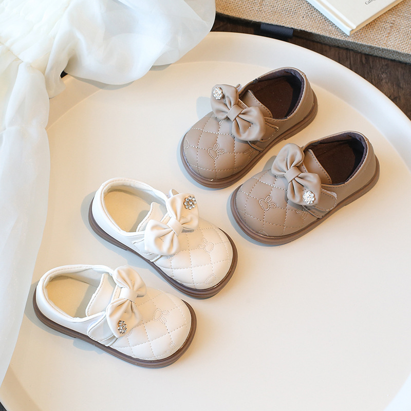 Zapatos de cuero de bebé para mujer 2025 nuevos zapatos de princesa para niños de primavera y otoño, zapatos de suela blanda para niñas de moda, zapatos de guisantes para niños pequeños y medianos