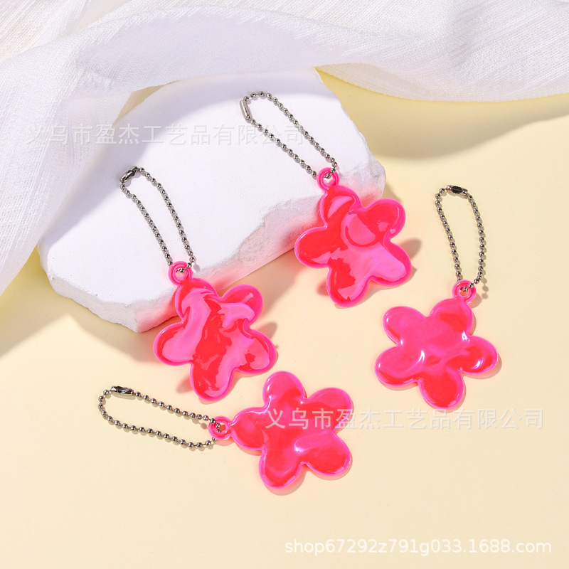 Fábrica directa de nuevos colgantes reflectantes de flores llaveras de PVC colgantes de color joyas reflectantes al por mayor en stock