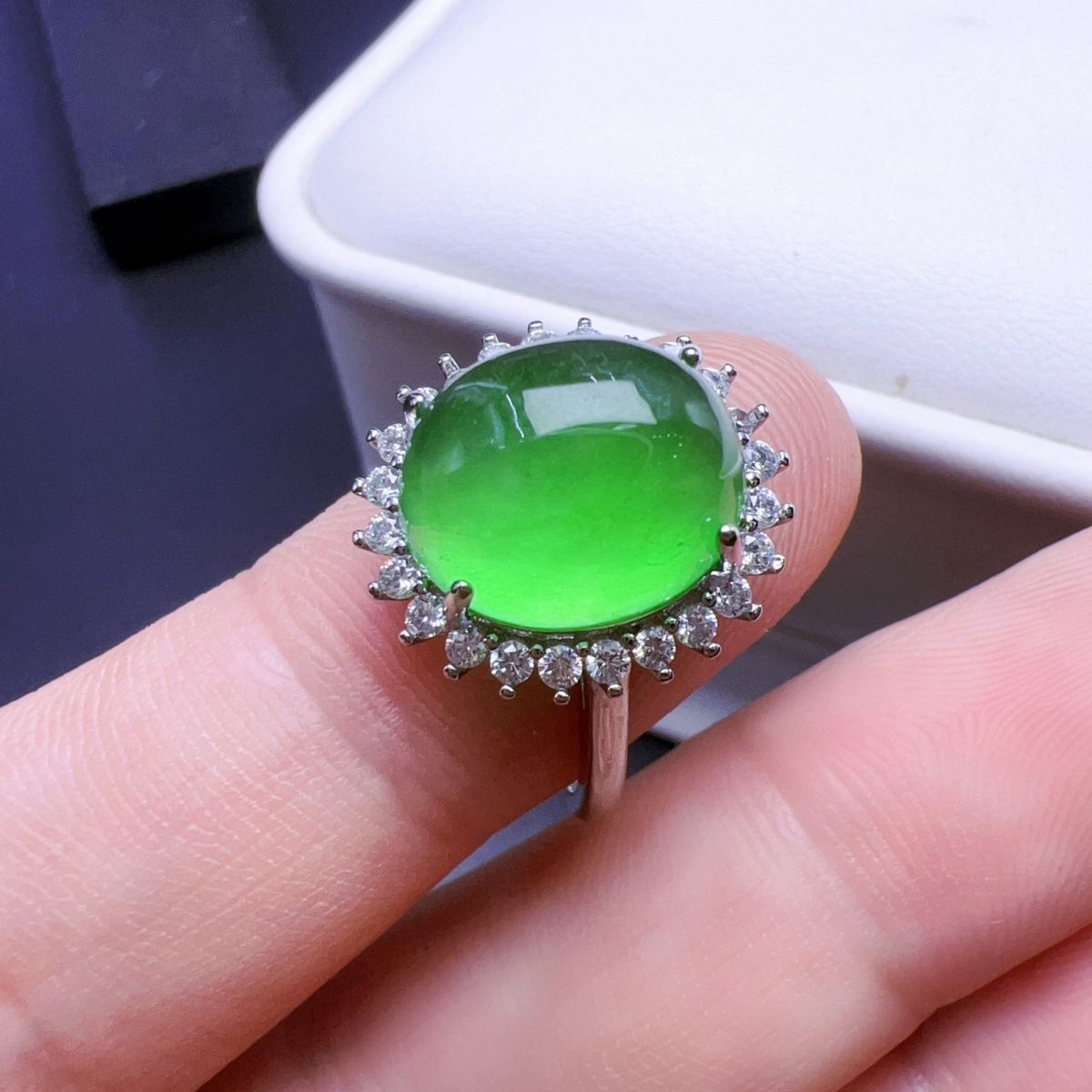 Nhẫn ngọc bích tự nhiên Miến Điện mặt trứng 10x12mm có giấy chứng nhận