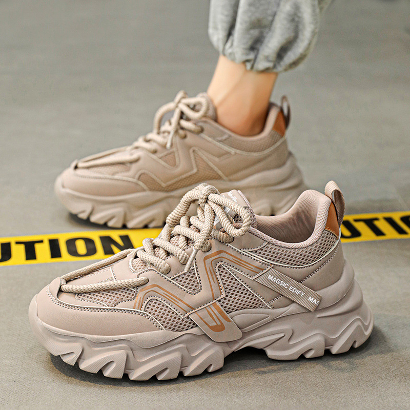 Zapatos de hombre de éxito en línea 2025 nuevos zapatos deportivos juveniles de otoño para correr casuales aumentados con suela gruesa zapatos de moda