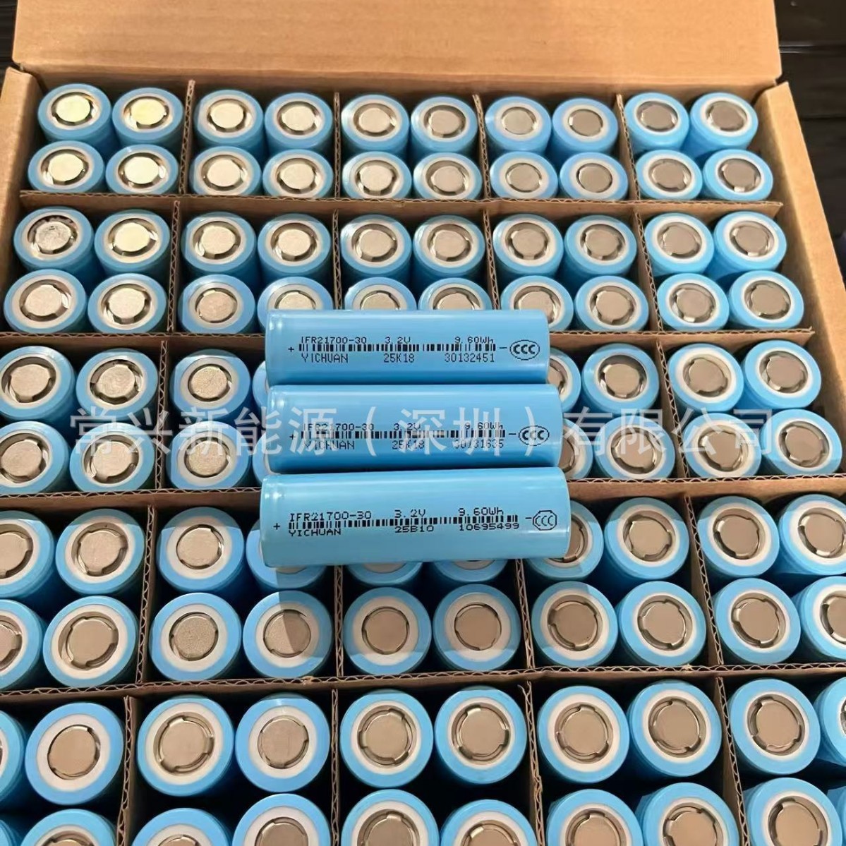 Lithium battery solar-powered