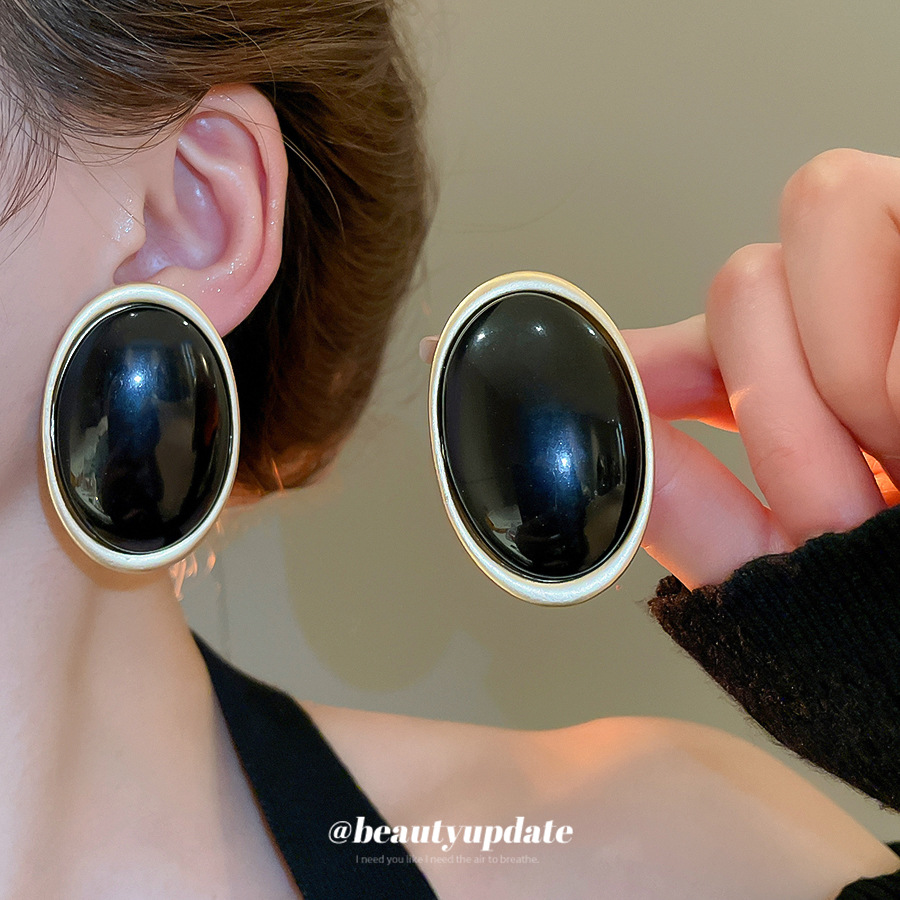 Pendientes de resina ovalada de aguja de plata Pendientes de temperamento exagerado europeo y americano femenino Pendientes de lujo ligero de alta calidad sentido del diseño nicho