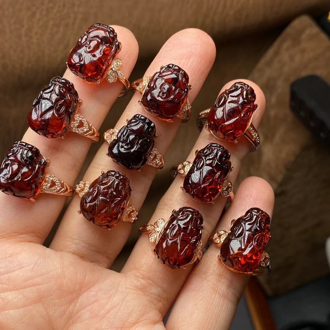 厂家直营天然血珀 立体貔貅戒指 925银镶嵌戒指 玫瑰金色活口可调